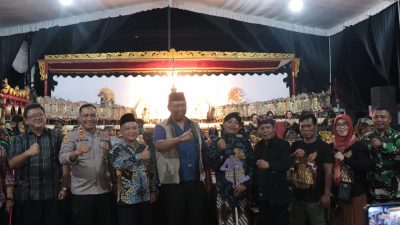 Peringati Tahun Baru Islam 1447 Hijriah, Wabup Komang Hadiri Pagelaran Wayang Kulit