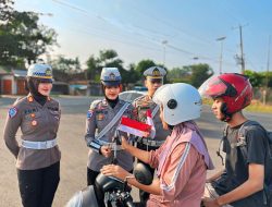 Satlantas Polres Tubaba Bagikan Bendera Merah Putih Kepada Pengguna Jalan, Wujudkan Semangat Nasionalisme Menjelang HUT RI ke-80