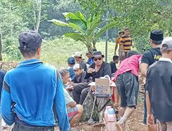 Murni Kepala Desa Gunung Betuah, Bersama warga Bergotong Royong Memperbaiki Jalan