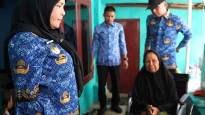 Walikota Bandar Lampung, Hj. Eva Dwiana, membagikan alat bantu disabilitas kepada warga yang membutuhkan di Kecamatan Enggal dan Kecamatan Tanjungkarang Timur pada Rabu (17/9/2025).
