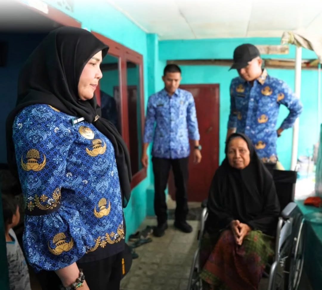 Walikota Bandar Lampung, Hj. Eva Dwiana, membagikan alat bantu disabilitas kepada warga yang membutuhkan di Kecamatan Enggal dan Kecamatan Tanjungkarang Timur pada Rabu (17/9/2025).