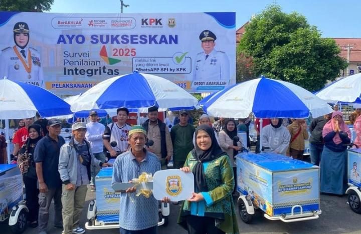 Pemerintah Kota (Pemkot) Bandar Lampung membagikan 100 unit Gerobak Motor Listrik untuk penggiat usaha kecil bertempat di pelataran parkir kantor Pemerintahan Kota setempat, pada Kamis (25/9/2025).