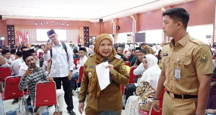 Ratusan calon jemaah umrah mengikuti manasik umrah yang difasilitasi Pemerintah Kota Bandar Lampung di Aula Semergou, Senin (13/10/2025).
