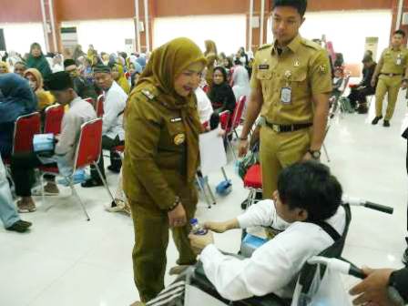 Ratusan calon jemaah umrah mengikuti manasik umrah yang difasilitasi Pemerintah Kota Bandar Lampung di Aula Semergou, Senin (13/10/2025).