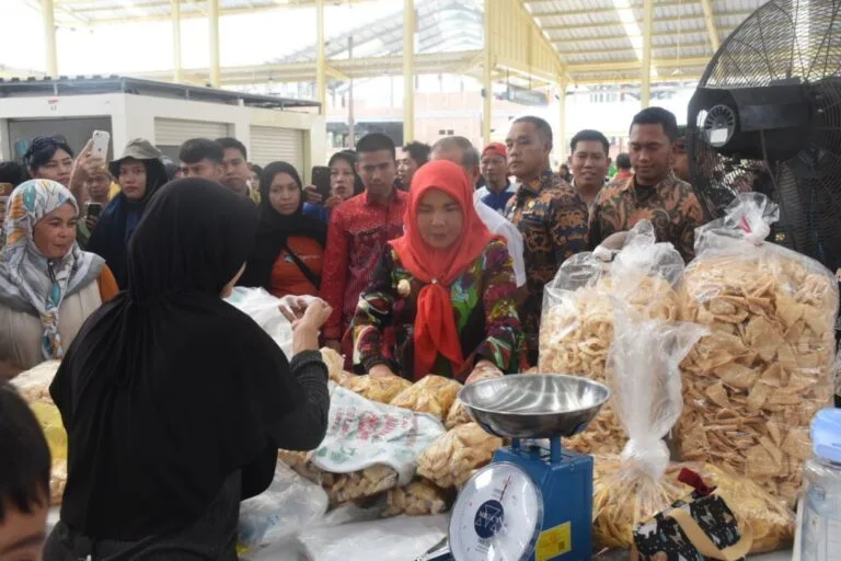 Wali Kota Bandar Lampung tinjau usaha pelaku UMKM di Pasar Lebak Budi