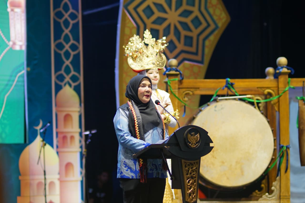 Walikota Bandar Lampung Eva Dwiana, secara resmi membuka Musabaqah Tilawatil Qur’an (MTQ) ke-54 tingkat Kota Bandar Lampung tahun 1446 H / 2025 M di Gedung Herman HN, Rajabasa, Jumat (10/10/2025).