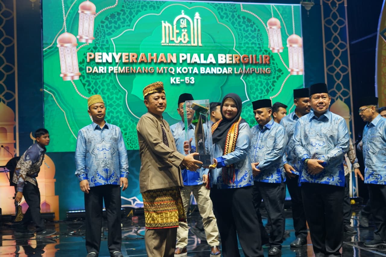 Penyerahan piala bergilir MTQ oleh Wali Kota Bandar Lamung Eva Dwiana