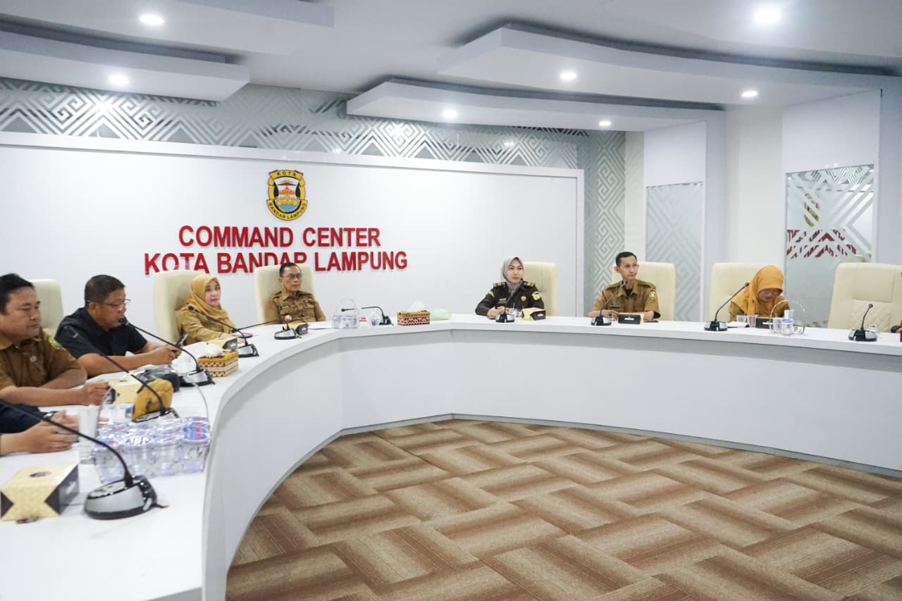 Pemerintah Kota Bandar Lampung mengikuti Rapat Koordinasi rutin Pengendalian Inflasi Tahun 2025 oleh Kementerian Dalam Negeri RI Secara Virtual dari Ruang Command Center Dinas Kominfo Kota Bandar Lampung, Senin (13/10/2025).