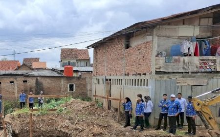 Wali Kota Bandar Lampung Eva Dwiana meninjau langsung revitalisasi jembatan kalibalau