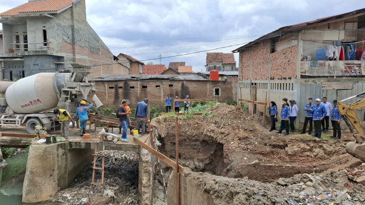 Wali Kota Bandar Lampung Eva Dwiana bersama Kepala Dinas Pekerjaan Umum Kota Bandar Lampung, Dedi Sutiyoso meninjau lokasi rehabilitasi jembatan kalibalau