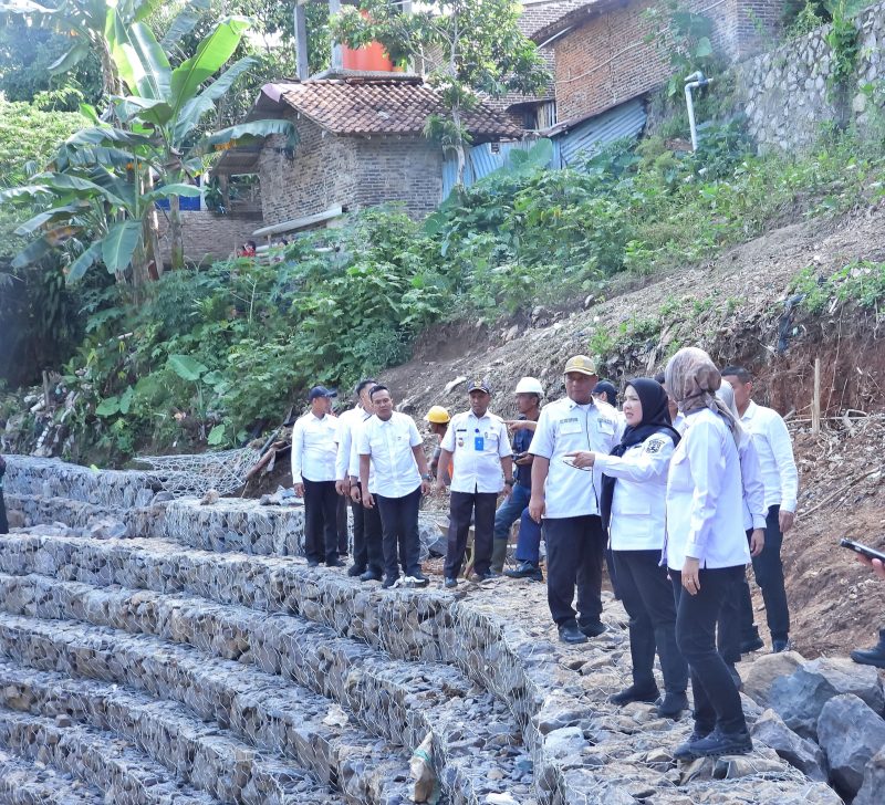 Melalui unggahan akun instagram walikota yakni Eva_Dwiana, menegaskan betap  pentingnya talud ini untuk melindungi warga dari ancaman longsor dan banjir, terutama di wilayah yang memiliki kontur tanah rawan.
