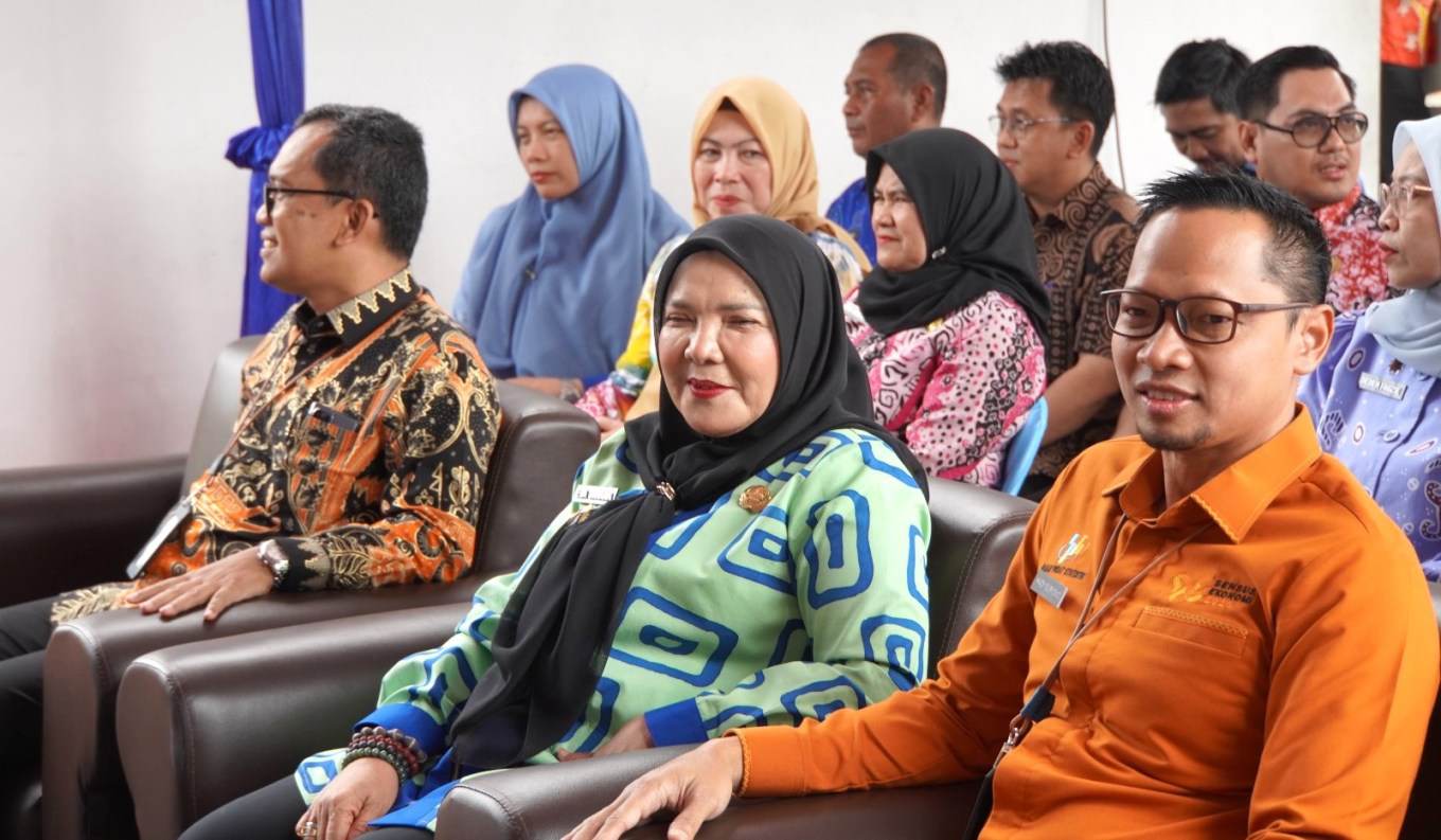 Wali Kota Bandarlampung Eva Dwiana didampingi Kepala Badan Pusat Statistik (BPS) Provinsi Lampung, Ahmadriswan, meresmikan Pelayanan Statistik Terpadu (PST), di kantor BPS pada Jumat, (7/11).