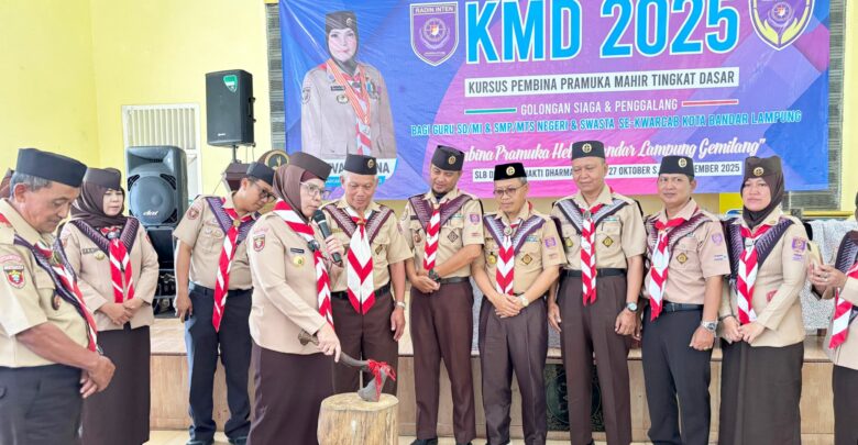  Asisten II Bidang Perekonomian dan Pembangunan Sekretariat Daerah Kota Bandar Lampung, Hj. Eka Afriana, S.Pd, pada Minggu (2/11) yang ditandai dengan pemukulan kapak ke batang kayu sebagai bagian dari upacara adat pramuka dengan filosofi menanamkan nilai-nilai karakter, tanggung jawab, dan etika kepada anggota pramuka.