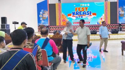 Asisten II Bidang Perekonomian dan Pembangunan Sekretariat Daerah Kota Bandar Lampung, Hj. Eka Afriana, S.Pd, saat meninjau kesiapan acara, di Graha Mandala, Jumat (7/11).