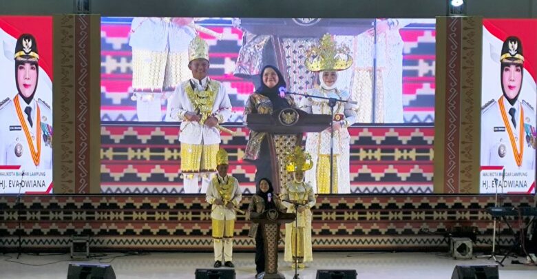 Wali Kota Bandarlampung Eva Dwiana resmi membuka Fest Kreasi GTK 2025 se-Provinsi Lampung dengan mengusung tema Guru Hebat Indonesia Kuat, di Gedung Graha Mandala pada Sabtu, (8/11).