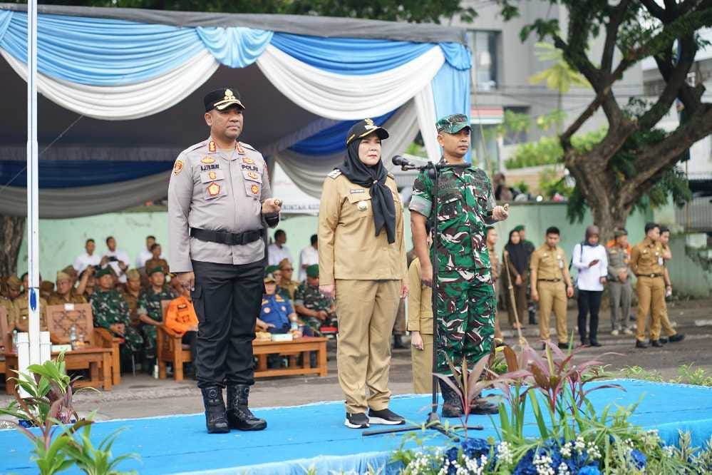 Pemerintah Kota (Pemkot) Bandarlampung menggelar apel kebangsaan dalam ranga memperingati Hari Pahlawan sekaligus Apel Kesiapan Tanggap Darurat Bencana Hidrometeorologi Tahun 2025, di Lapangan Saburai, Enggal, Rabu (5/11).