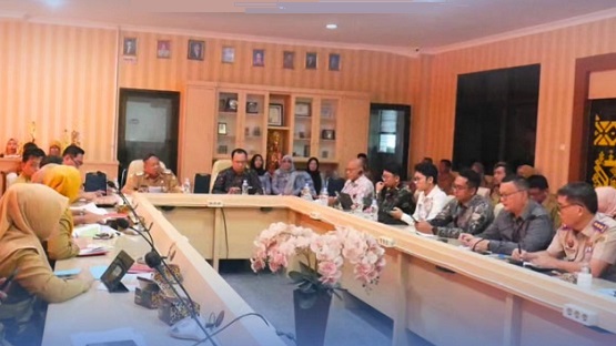 Pemerintah Kota Bandarlampung melaksanakan rapat pemantauan dan evaluasi program pemberantasan korupsi bersama KPK RI, bertempat di Ruang Rapat Inspektorat, Selasa (4/11).