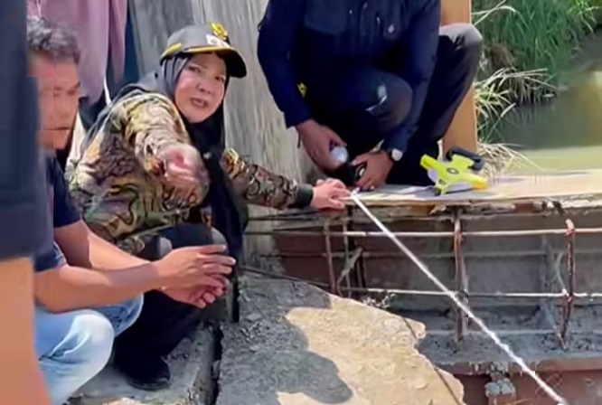 Wali Kota Bandarlampung, Eva Dwiana turun langsung mengecek progres perbaikan jembatan di Jl Cendana, Kelurahan Rajabasa, Kecamatan Rajabasa pada Minggu (2/11).