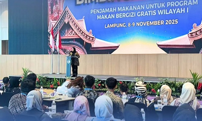 - Kegiatan bimbingan teknis (Bimtek) petugas penjamah makanan untuk program Makanan Bergizi Gratis (MBG), dihadiri langsung oleh Wali Kota Bandarlampung Eva Dwiana.