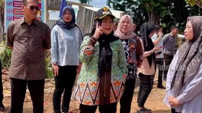- Wali Kota Bandarlampung, Eva Dwiana meninjau langsung pembangunan fasilitas khusus penyakit dalam di RSUD A. Dadi Tjokrodipo, Senin (3/11).
