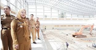 Wali Kota Bandar Lampung Eva Dwiana saat meninjau GOR di Kecamatan Way Halim