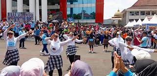 296 kelompok senam yang terdiri dari lima hingga tujuh orang dengan berbagai kostum kreatif mengikuti "Lomba Senam Kreasi Tabola Bale"