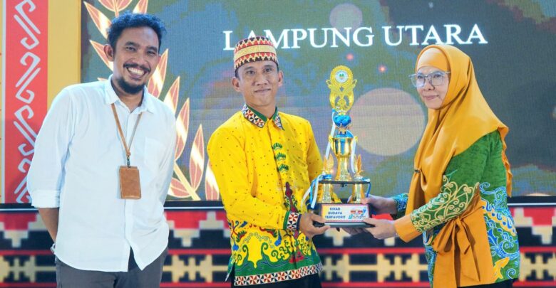 Asisten II Bidang Perekonomian dan Pembangunan Sekretariat Daerah, Eka Afriana menerima piala bergilir dari Disdikbud Kota Metro