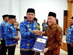 Bupati Tubaba Serahkan Secara Simbolis Penghargaan dan Tali Asih bagi ASN Purna Bakti Tahun 2025