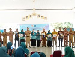 BUPATI TUBABA SERAHKAN PENGHARGAAN LOMBA BANK SAMPAH DAN PEMANFAATAN PEKARANGAN RUMAH TAHUN 2025