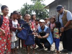 Sambungkan Senyum, Semangat Belajar Anak-anak Korban Banjir Langkat, PTPN IV Distribusikan Bantuan Pendidikan dan Logistik