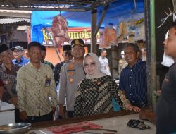 Cek Harga Kebutuhan Pokok Jelang Idul Fitri 1447H, Hj Elfianah di Dampingi Kapolres Mesuji Turun Ke Pasar Simpang Pematang