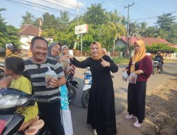 Kepala Puskesmas Sukadana Meidariani, SKM ,MM Berbagi Takjil Kepada Masyarakat Sukadana