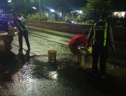 Respon Cepat Laporan Warga, Sat Lantas Polres Lampung Utara Timbun Jalan Berlubang di Kelapa Tujuh