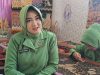 Suami Bertugas di Perbatasan, Istri Prajurit TNI Yonif 143 Gaungkan Semangat Kartini Masa Kini Dengan Membuat Tapis