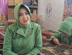 Suami Bertugas di Perbatasan, Istri Prajurit TNI Yonif 143 Gaungkan Semangat Kartini Masa Kini Dengan Membuat Tapis