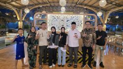 Anggota DPR Mukhlis Basri Sambangi Keluarga Siswa Kembar Asal Krui yang Lolos UI, Beri Dukungan di Perantauan