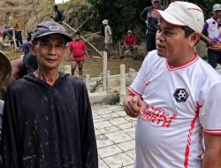 Masa Reses, Muhammad Ghofur Gotong Royong Bersama Warga Bangun Jembatan di Kalirejo.