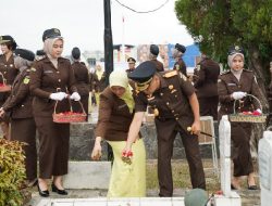 Peringati Hari Lahir Kejaksaan ke-81, Kajati Lampung Pimpin Ziarah dan Penghormatan di Taman Makam Pahlawan