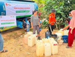Dompet Dhuafa Lampung dan Satgas BPBD Pringsewu Salurkan Air Bersih ke Warga Terdampak Kemarau