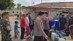 TNI-Polri dan Damkar Salurkan Air Bersih untuk Warga Serdang